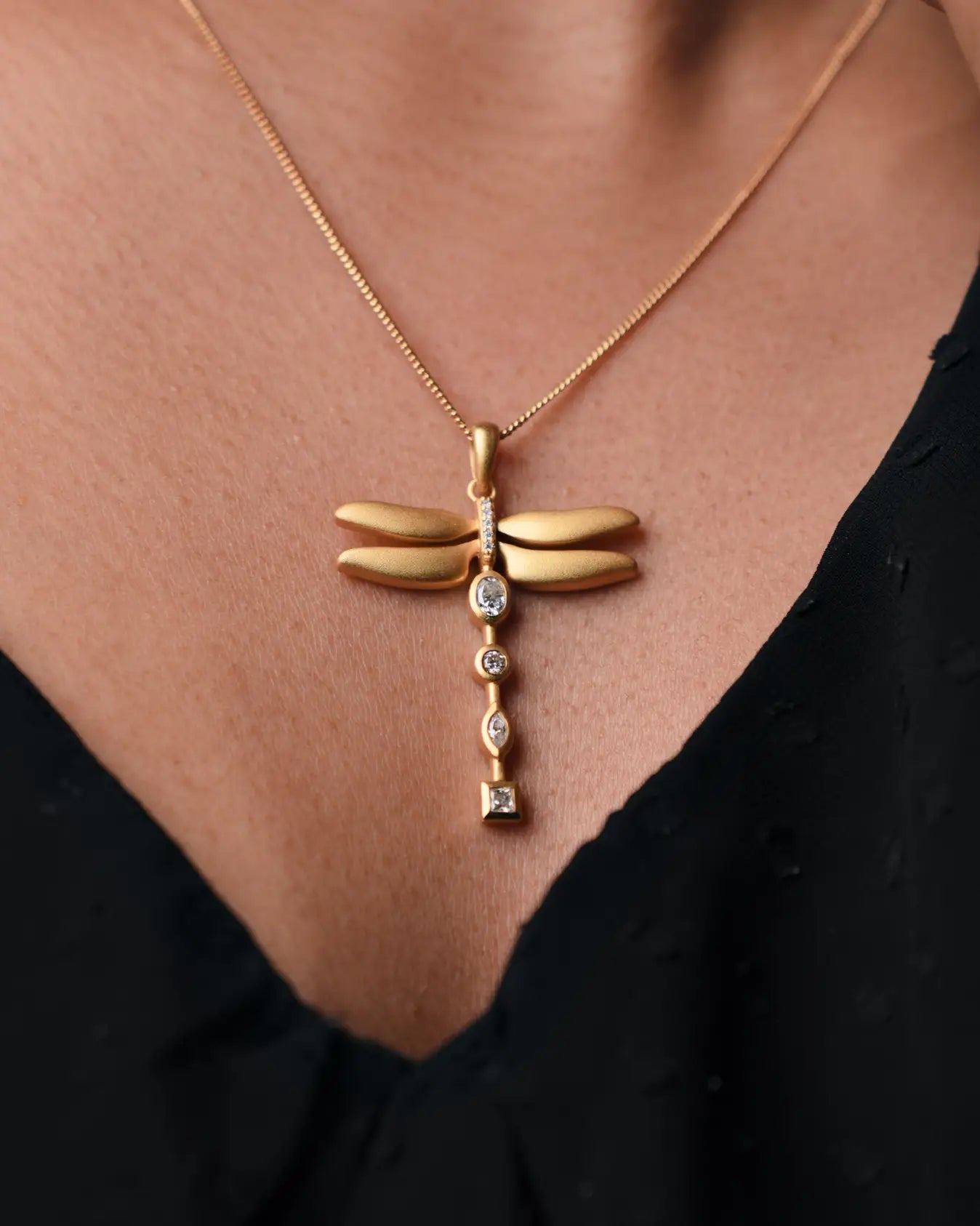 Eveil Pendant Detail With Moissanite Stone
