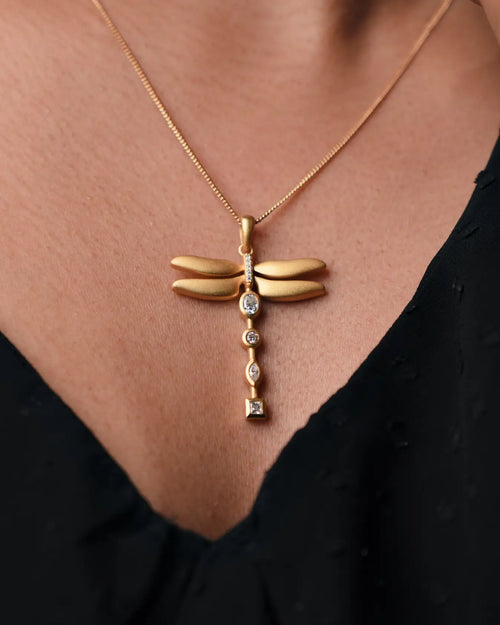 Eveil Pendant Detail With Moissanite Stone
